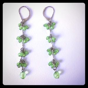 🐶 (3/$20!) 🌱 Dangle earrings green beads EUC